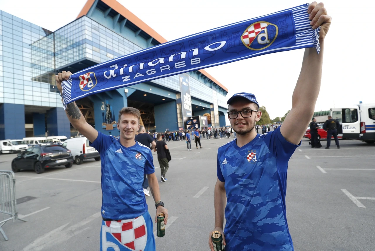 Navijači uoči utakmice, Foto: Slavko Midzor/PIXSELL