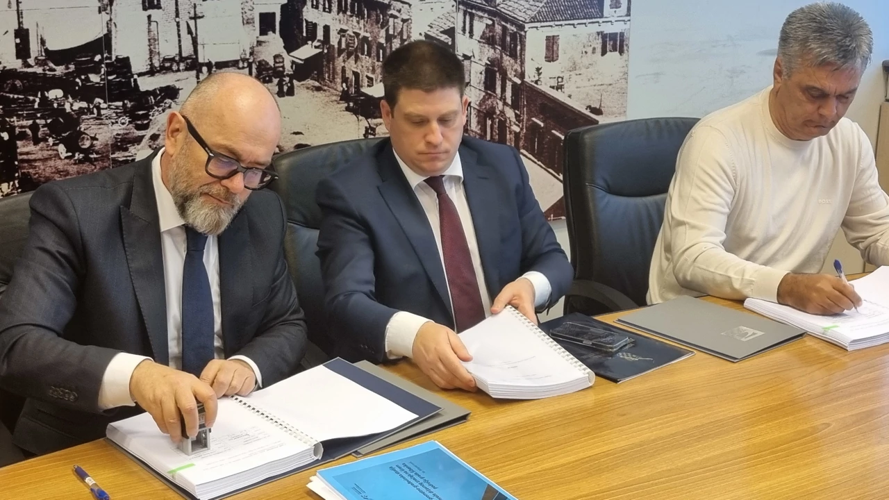 Ugovor su potpisali predsjednik Uprave Hrvatskih cesta Josip Škorić i Marko Sarađen, direktor istoimene tvrtke koja će izvoditi radove
