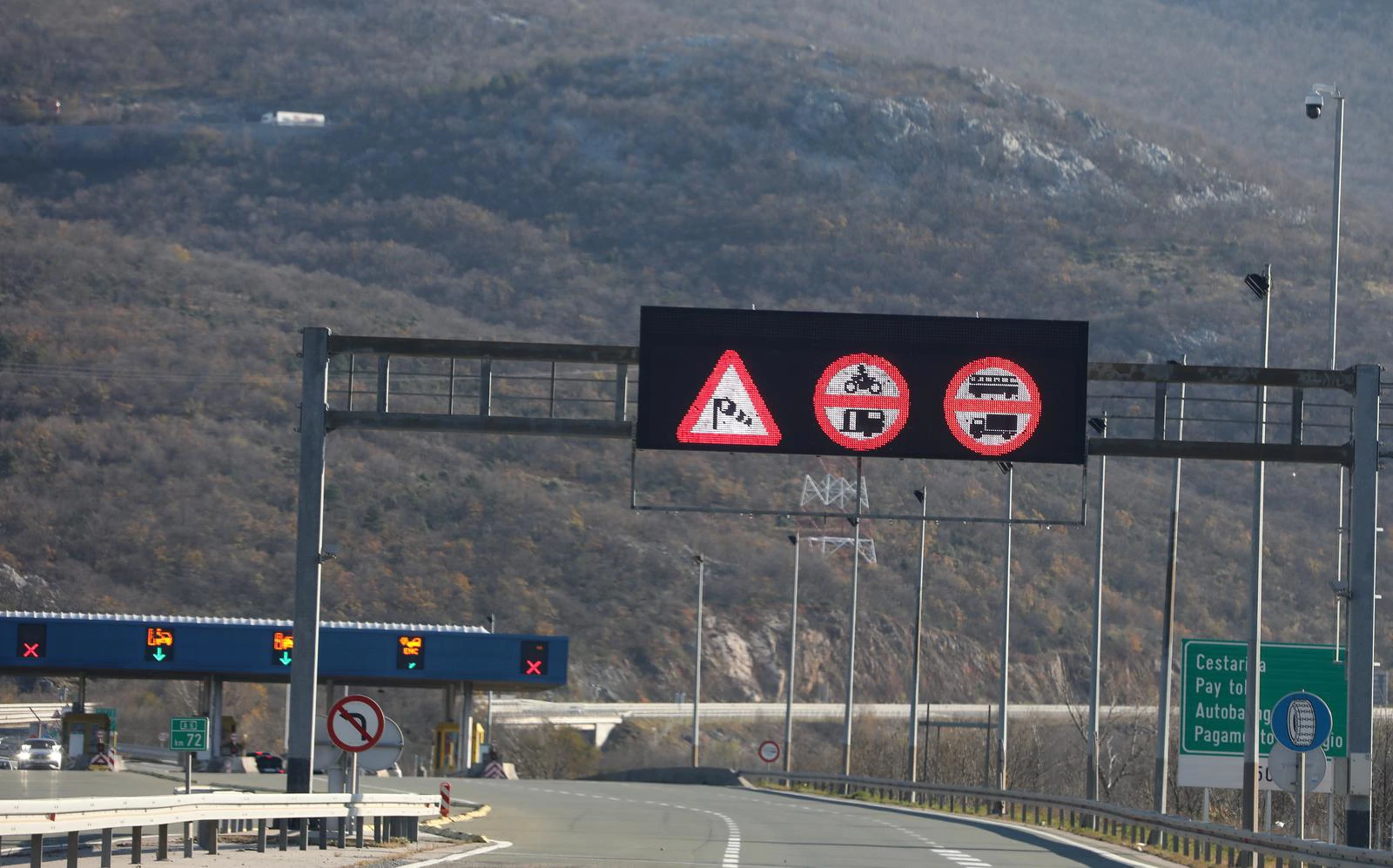 HAK: Olujni vjetar otežava promet