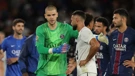 Vratar PSG-a Lucas Chevalier s igračem Angersa Harisom Belkeblom