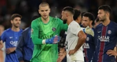 Vratar PSG-a Lucas Chevalier s igračem Angersa Harisom Belkeblom