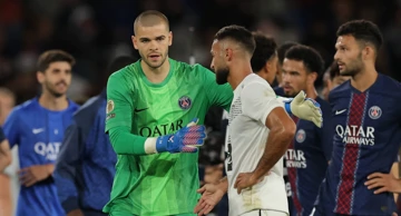 Vratar PSG-a Lucas Chevalier s igračem Angersa Harisom Belkeblom
