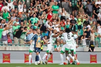 Olimpija slavi gol pored kapetana Rijeke Ivana Smolčića, Foto: Matija Habljak /PIXSELL
