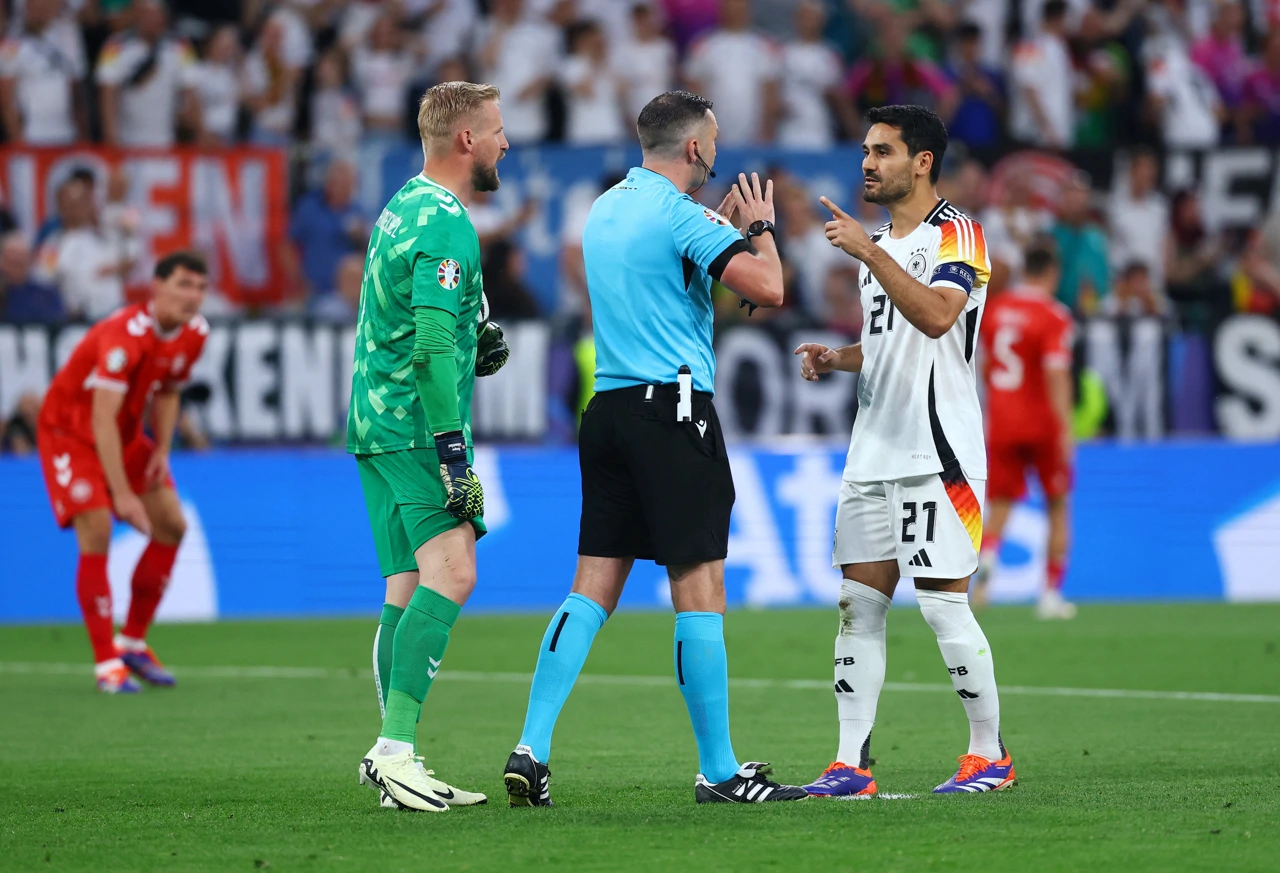 Sudac Michael Oliver, Ilkay Gündogan i Kasper Schmeichel 