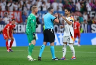 Sudac Michael Oliver, Ilkay Gündogan i Kasper Schmeichel , Foto: Kai Pfaffenbach/REUTERS