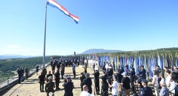 Tradicionalno podizanje hrvatske zastave na kninskoj tvrđavi
