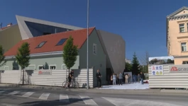 Centar je izgrađen pored škole koju je Tesla pohađao