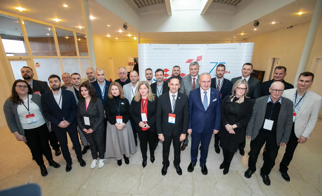 Predstavnici hrvatske manjine na Forumu sa Z. Milasom i G. Grlić Radmanom