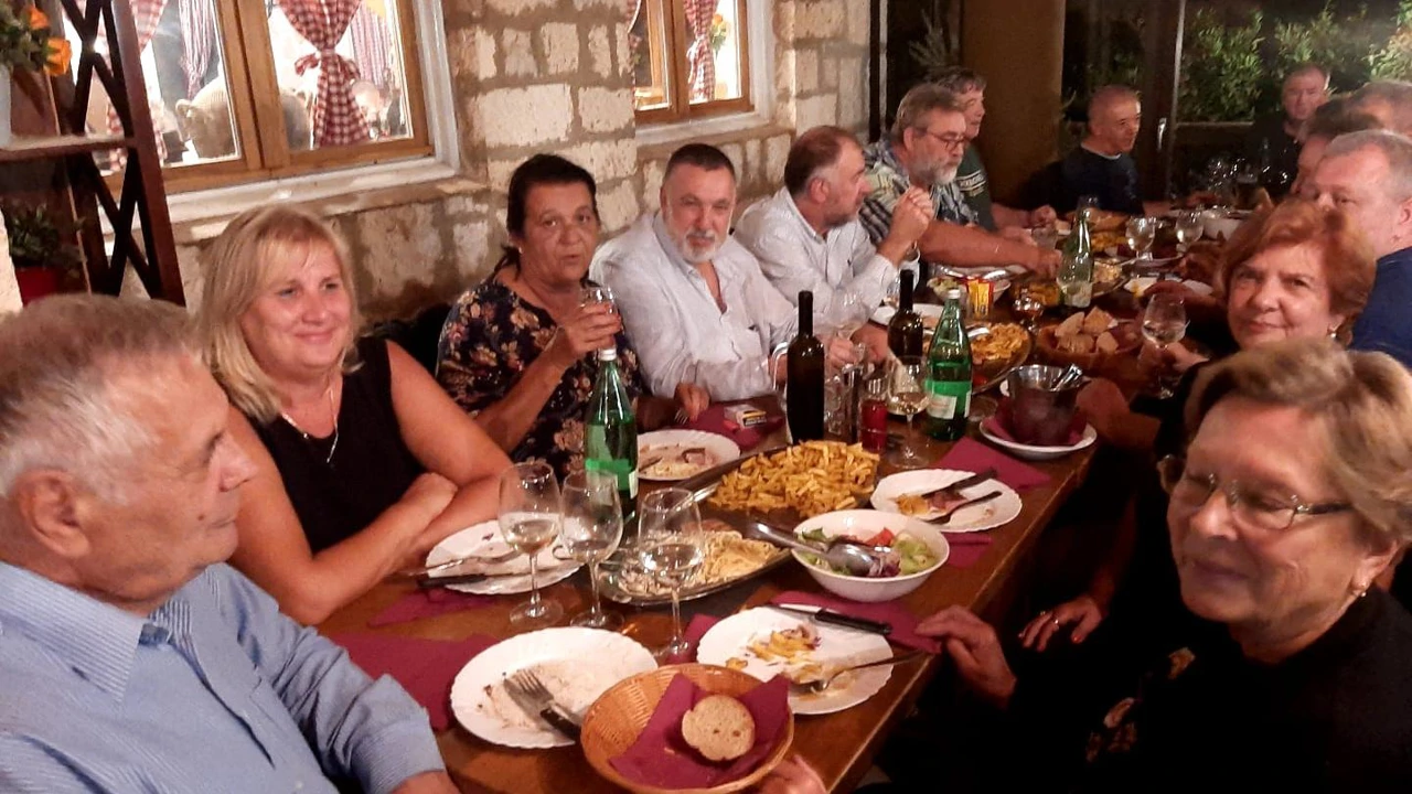 Nekadašnji učenici sa svojim profesorima