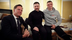 Mark Rutte i Volodimir Zelenski s ranjenim ukrajinskim vojnicima