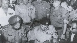 General Niazi, zapovjednik pakistanske vojske u Istočnom Pakistanu, danas Bangladešu, potpisuje predaju pakistanske vojske