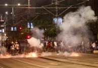 Beograd: Policija oklopnim vozilima i suzavcem rastjerivala demonstrante, Foto: Djordje Kojadinovic/Reuters