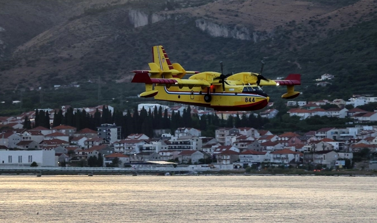 Munje u Dalmaciji izazvale više požara, kanaderi pomažu na Čiovu