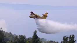 Vatrogascima pomažu i kanaderi 
