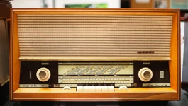 Stari radio izložen na izložbi povodom Svjetskog dana radija 2021.