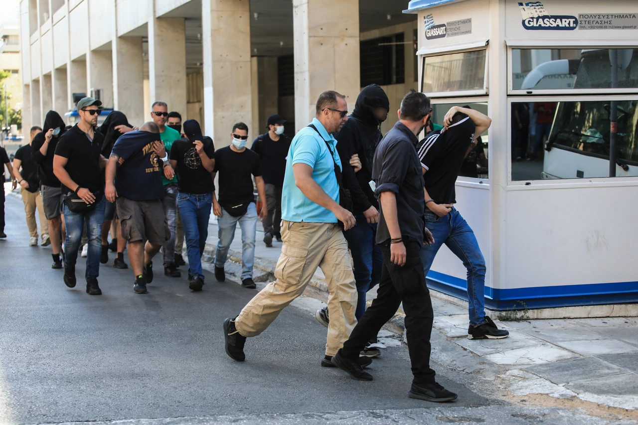 Uhićeni dovedeni kod tužitelja, Foto: Yiannis Panagopoulos/EUROKINISSI  /PIXSELL