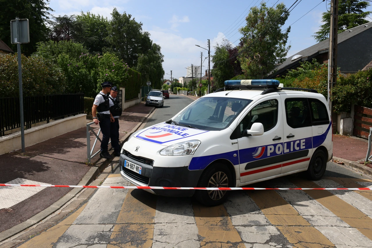 Izgrednici se autom zabili u kuću načelnika pariškog predgrađa