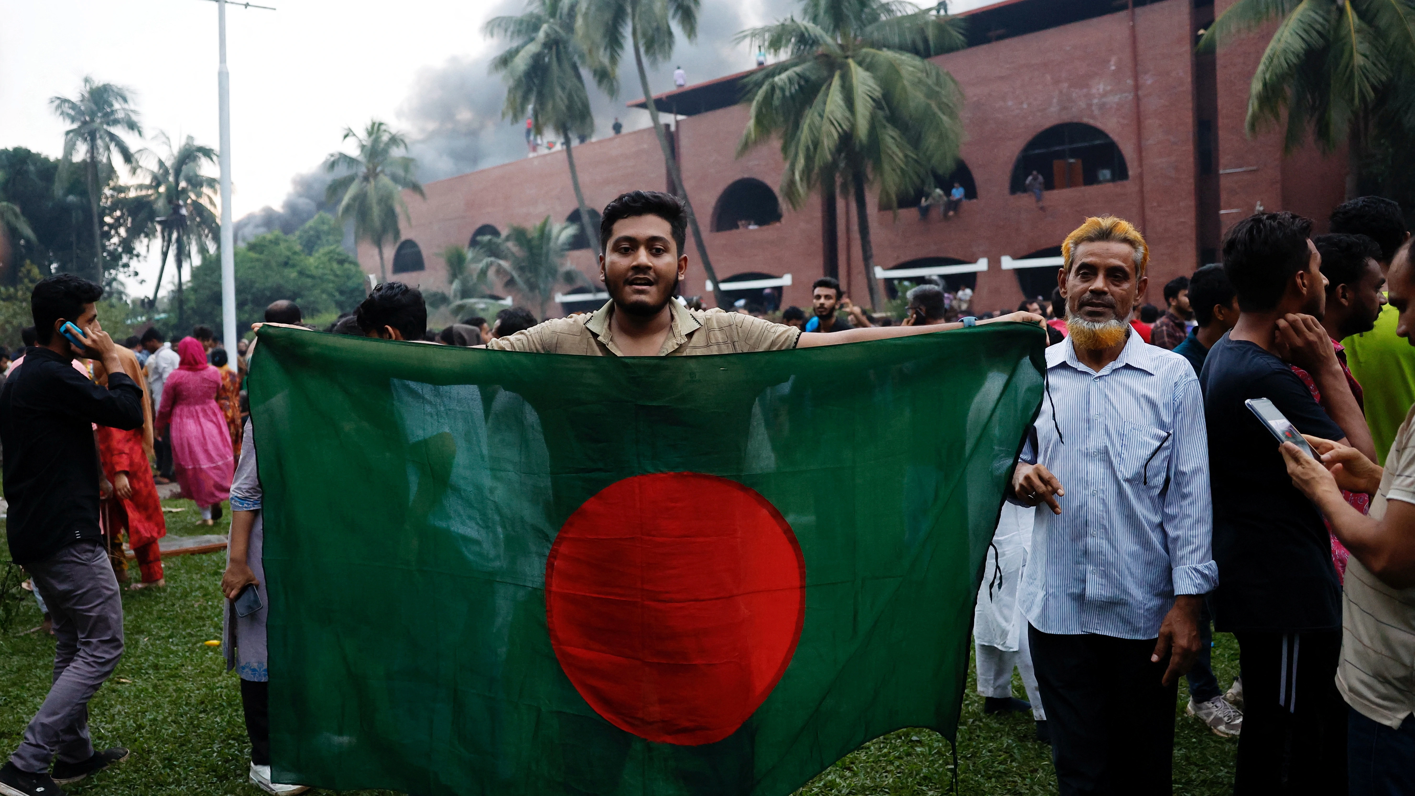 Premijerka napustila Bangladeš, slavlje na ulicama Dhake