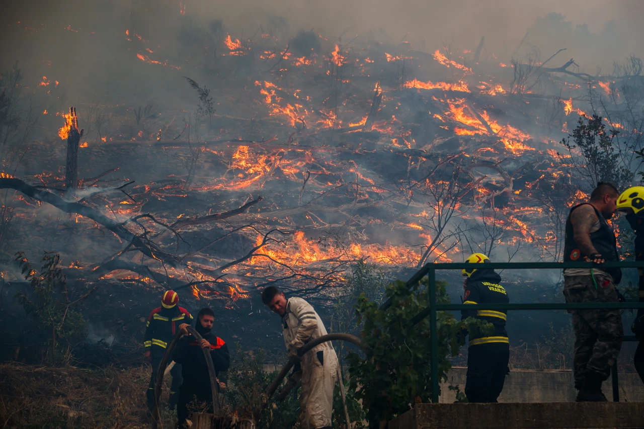  Žrnovnica: Vatra ušla u naselje, Foto: Zvonimir Barisin /Pixsell