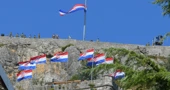  Kninska tvrđava ukrašena hrvatskim zastavama 