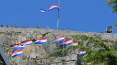  Kninska tvrđava ukrašena hrvatskim zastavama 