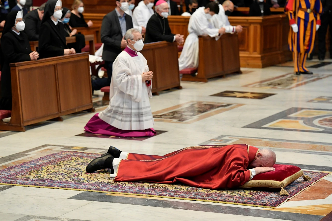 Papa predvodio liturgijsko slavlje Velikog petka, Foto: VATICAN MEDIA/REUTERS