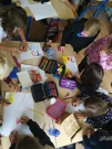 Kinder der Grundschule beim Basteln, Foto: -/DISZ