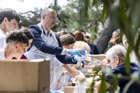 Split - Podjela graha gradjanima na Marjanu povodom Praznika rada, Foto: Milan Sabic/PIXSELL