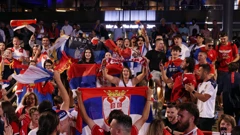 Srpski navijači sa zastava Srbije, Rusije i tzv. Donecke narodne republike