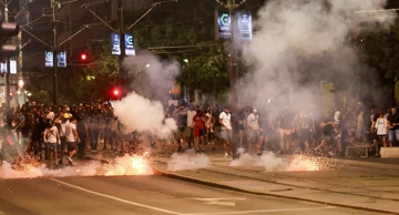 Beograd: Policija oklopnim vozilima i suzavcem rastjerivala demonstrante