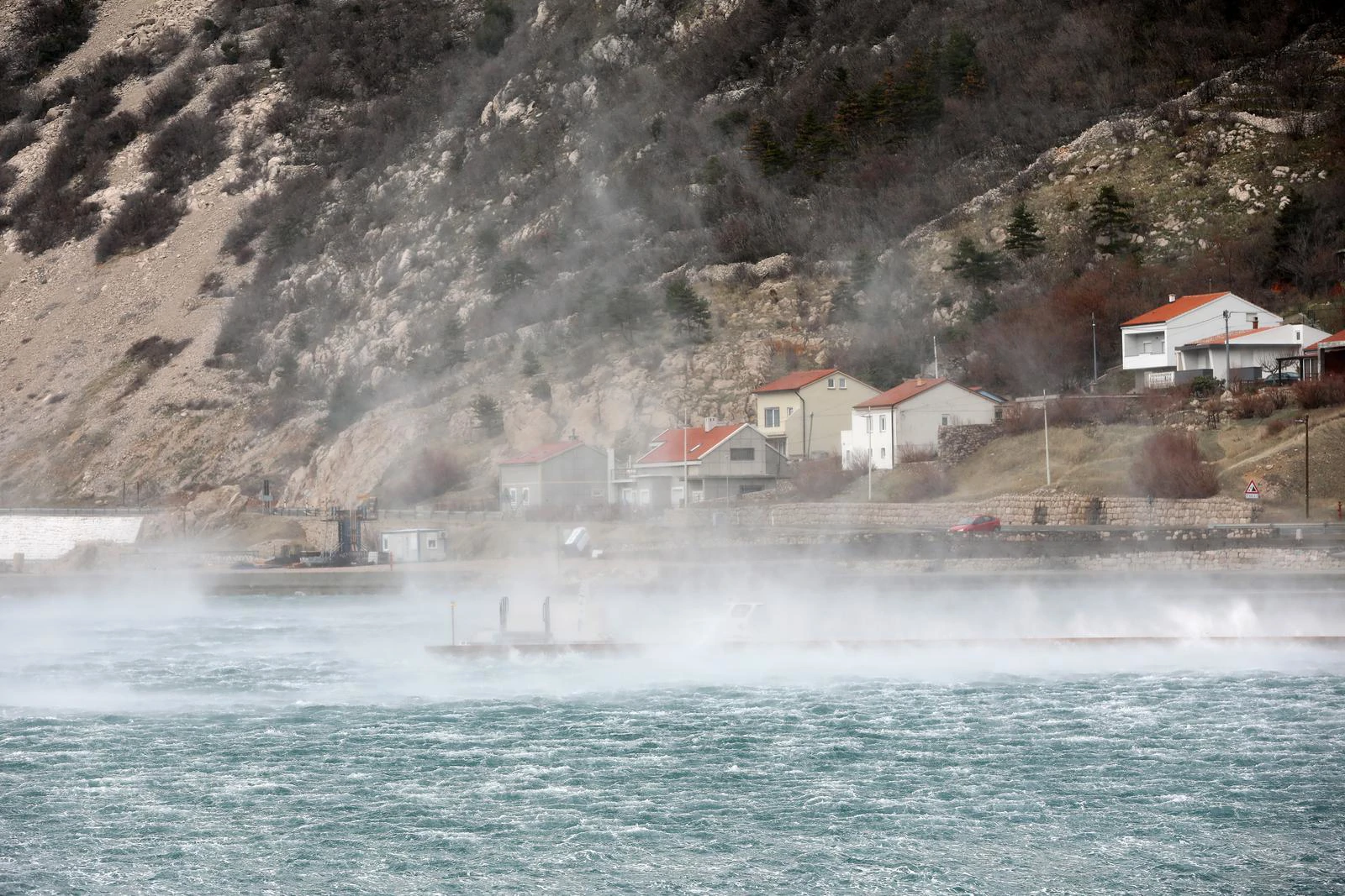 Udari bure do 162 kilometra na sat