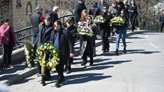 Brojni stanovnici Kočana pristižu na groblje