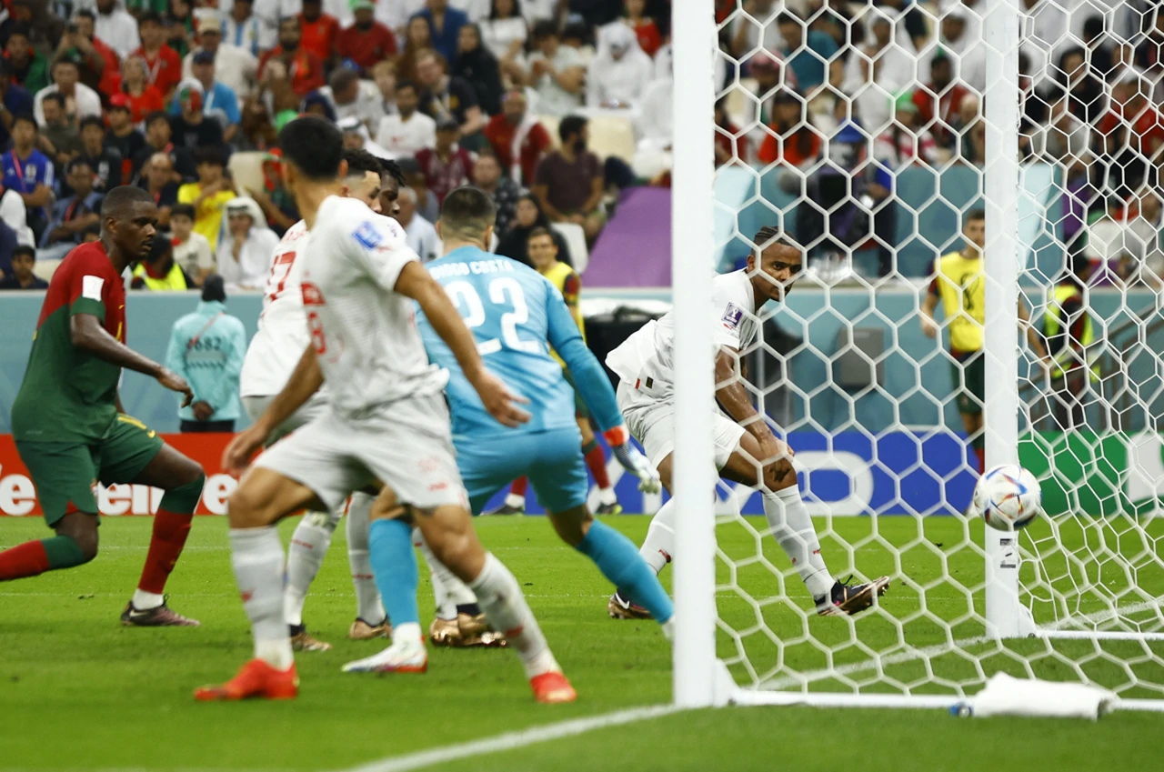 Manuel Akanji zabija prvi gol za Švicarsku