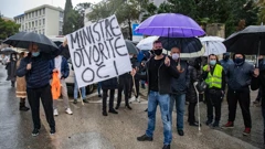 Prosvjed za policijskog načelnika optuženog za seksualno uznemiravanje kolegica