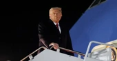 Američki predsjednik Donald Trump ukrcava se u Air Force One prilikom odlaska za Aziju