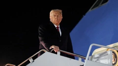 Američki predsjednik Donald Trump ukrcava se u Air Force One prilikom odlaska za Aziju