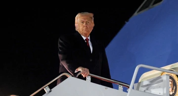 Američki predsjednik Donald Trump ukrcava se u Air Force One prilikom odlaska za Aziju