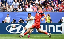 Kylian Mbappe i Henrik Falchener, Foto: Dylan Martinez/REUTERS