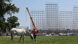 Postavljanje pozornice za koncert Thompsona