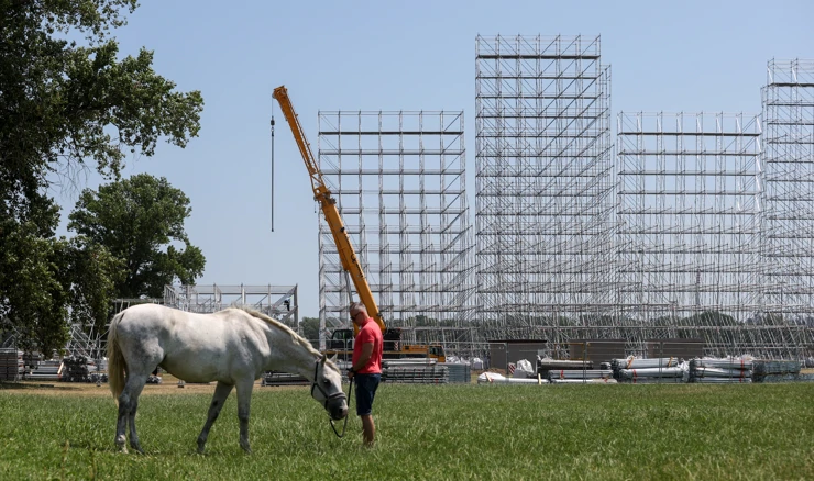 Postavljanje pozornice za koncert Thompsona