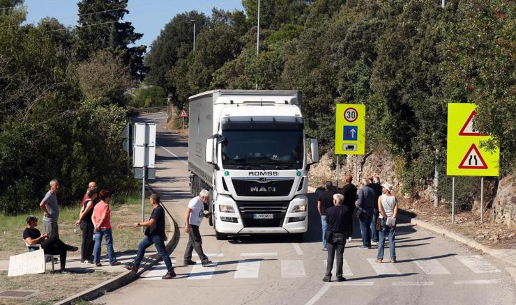 Sedmi dan prosvjeda u Koromačnu, policija zabranila zaustavljanje kamiona