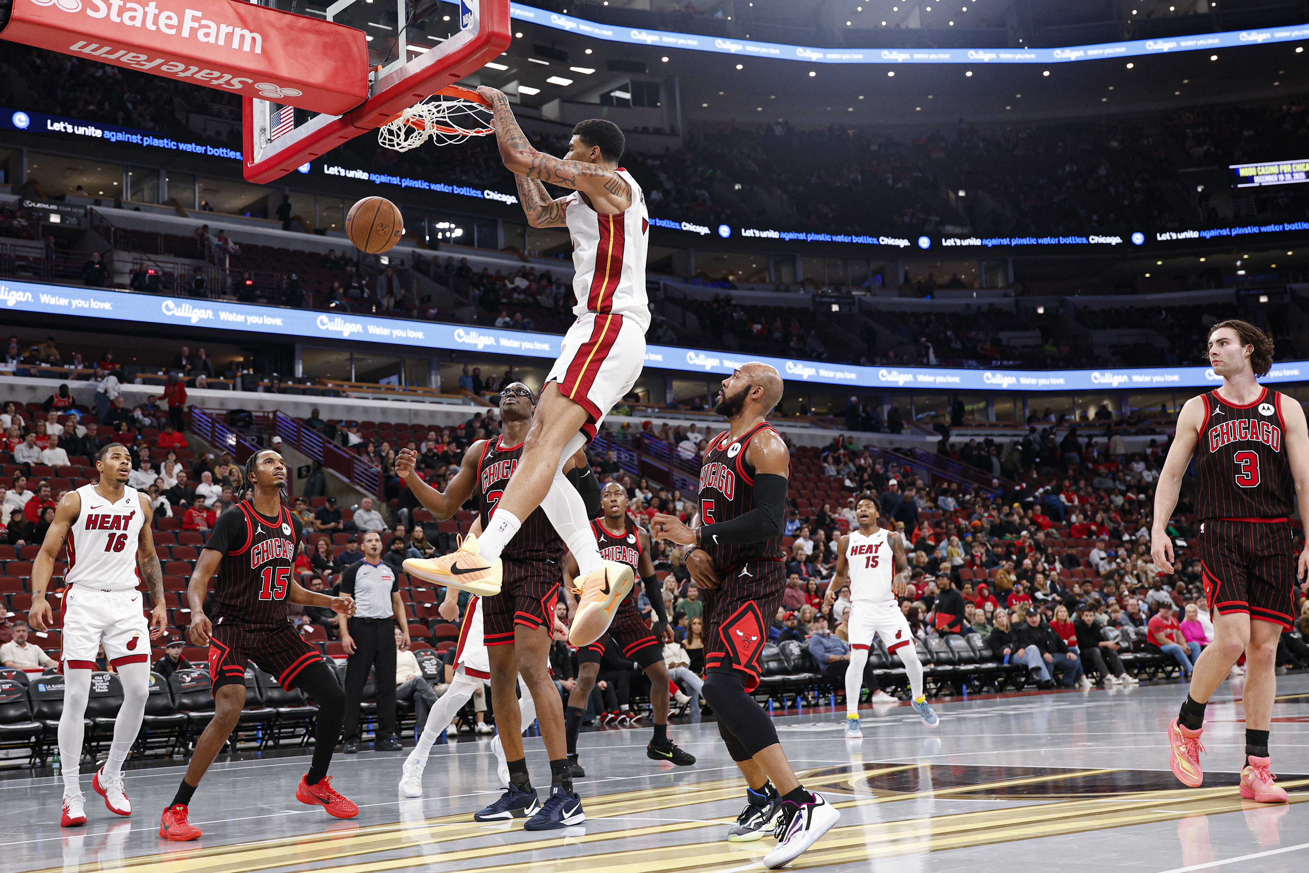2025 11 22t042413z 1705141418 mt1usatoday27647263 rtrmadp 3 nba miami heat at chicago bulls 20251122083428