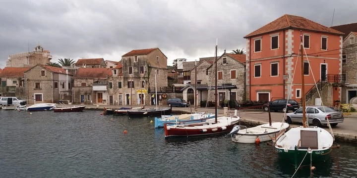 Vrboska ima otočić u sredini uvale, povezan mostićima zbog kojeg ga zovu "Mala Venecija" (Foto: Tatjana Rau), Foto: -/-