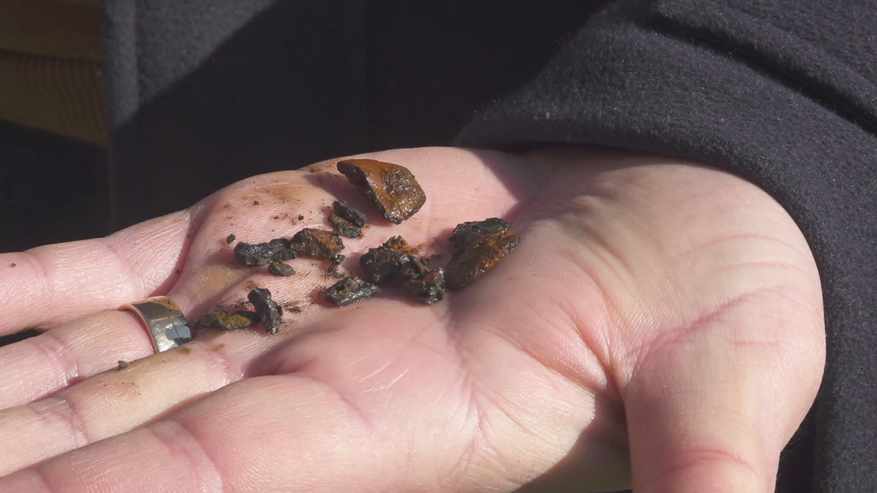 Iz cijevi koje se ispiru ispadaju komadiću hrđe , Foto: HTV/HRT