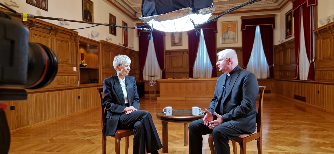 nadbiskup Mate Uzinić i Morana Kasapović, Foto: Siniša Hajduk/HRT