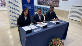 Potpisnici ugovora: Dijana Trošelj, Oleg Butković i Dragan Jelić