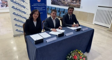 Potpisnici ugovora: Dijana Trošelj, Oleg Butković i Dragan Jelić