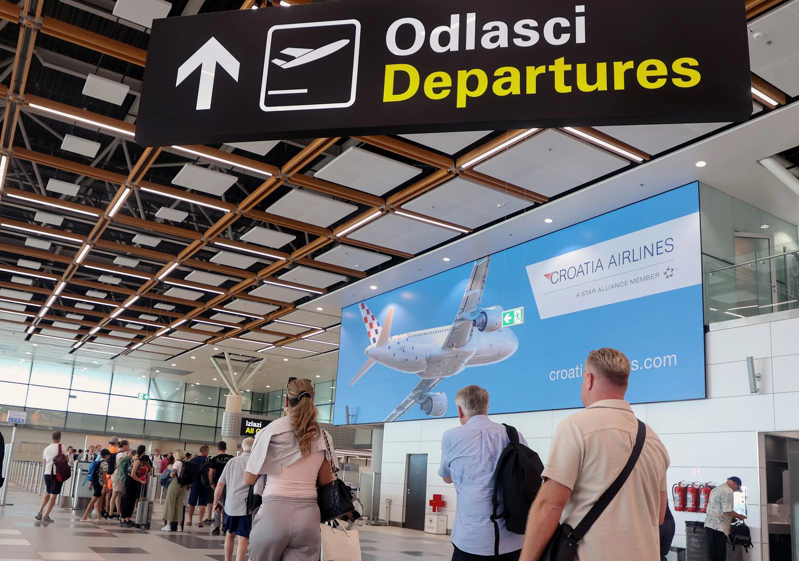 U zračnim lukama broj putnika porastao na 10 milijuna, a teretni promet opada