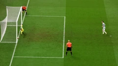 Lionel Messi zabija jedanaesterac Hugu Llorisu