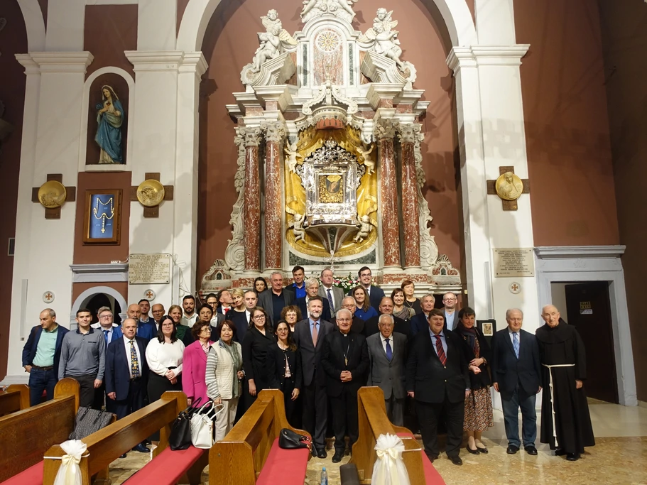Zajednička fotografija nakon svete mise u Sinju